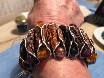 Auch ein Hobby! Neben Stricken, Häckeln und Nähen habe ich Freude aus Recyling-Material Schmuck herzustellen; wer weiss was das ist?