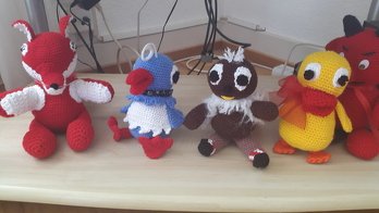 wer kennt sie? herr fuchs, frau elster, schnatterinchen und der pitti. war nicht ganz leicht, aber es hat prima geklappt und die freude an den figuren ist gross.