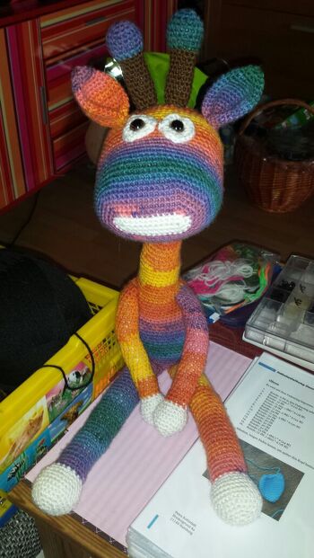 Hier ein Bild von meinem ersten George. Hatte viel Spaß beim Häkeln der Giraffe.
Sie ist sitzend ca. 43cm und stehend ca. 65cm und wurde mit einer 4,5er Nadel gehäkelt.