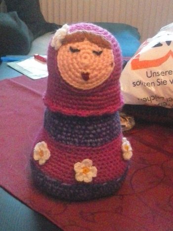 war ein kleines Geschenk für jemanden der gerne Nähen tut da der kopf ein Stecknadelkissen ist und man im innern noch andere Utensielen aufbewahren kann