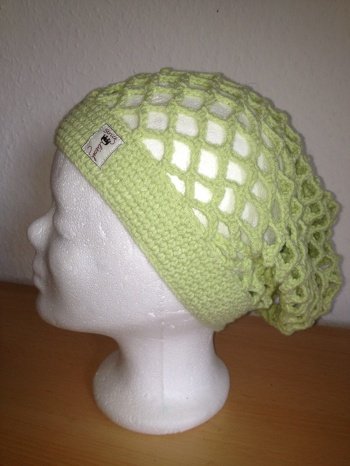 Diese Mütze ist eie Mischung aus Anleitung, die ich in einem Buch gefunden hatte und eigenen Vorstellungen. Finde sie für die beginnende wärmere Jahreszeit genau richtig.