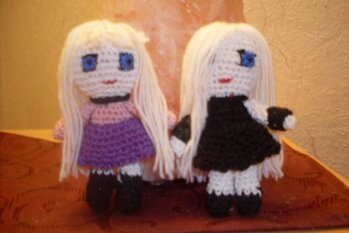 Hallo, dies sind meine beiden Enkeltöchter (Zwillinge)
es war nicht ganz leicht sie zu häkeln!
Aber ich glaube ich konnte das charakteristische der beiden
Mädchen herausarbeiten.
Herzliche Grüsse Urte