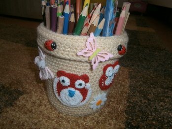 Joghurteimer (500g)  für die Stifte meiner Tochter umhäkelt.. meine Idee... meine Arbeit... war für mich nicht schwer.