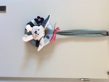 Ich habe einen Oster-Türkranz nach einer gekauften Anleitung genäht und verschenkt. Die Farben und Stoffe habe ich allerdings variiert, da mir der originale Kranz nicht ganz zugesagt hat - er war mir ein wenig zu feminin und frühlingshaft. Unser Neffe, dessen Mutter ihn geschenkt bekam, ist total verliebt in den Hasen.