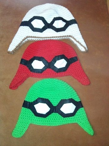 Der Mützen-Häkel-Wahn hat mich gepackt. Grundlage aller Modelle ist eine einfache gehäkelte Mütze, die ich gemäß den Wünschen meiner meist jugendlichen Abnehmer "gepimpt" habe.
Hier: Fliegermützen für die ganze Familie.