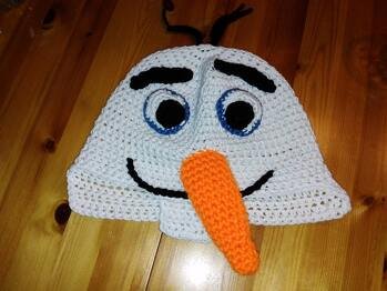 Der Mützen-Häkel-Wahn hat mich gepackt. Grundlage aller Modelle ist eine einfache gehäkelte Mütze, die ich gemäß den Wünschen meiner meist jugendlichen Abnehmer "gepimpt" habe.
Diese hier war Bestandteil eines Karnevals-Kostüms.