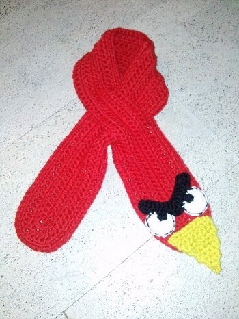 Schals kann man auch super häkeln.
Dieser Vogel-Schal hat eine Schlaufe zum Durchfädeln, damit er am Kinder-Hals gut hält.