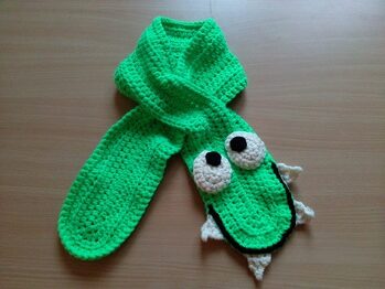 Schals kann man auch super häkeln.
Dieser Monster-Schal hat eine Schlaufe zum Durchfädeln, damit er am Kinder-Hals gut hält.