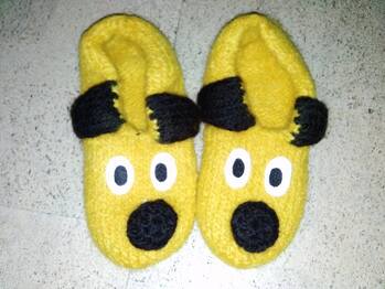 Ich liebe Filzpuschen.
Und auch hier kann man das Grundmodell ganz einfach den Idividuellen Wünsche anpassen.
Mein Sohn ist zum Beispiel ein Riesen-Hundefan.