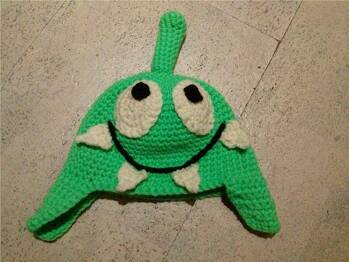 Der Mützen-Häkel-Wahn hat mich gepackt.
Grundlage aller Modelle ist eine einfache gehäkelte Mütze, die ich gemäß den Wünschen meiner meist jugendlichen Abnehmer "gepimpt" habe.
Hier mein Süßigkeiten-Monster.