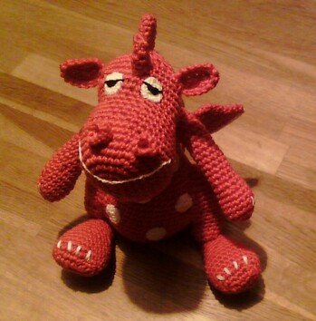 Weil es so schön war, hier den Drachen von Dionne-design noch einmal in rot mit weissen Punkten :-)