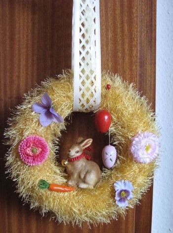 Das war mein Osterkranz den habe ich seit ca. 10 Jahren. Gestrickt mit Franzengarn ist alles gesteckt ich kann die Teile alle austauschen.