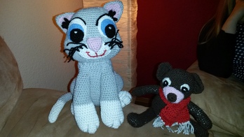 Zuerst habe ich die Katze für mein Enkelchen (kommt im Oktober) gehäkelt. Es hat so viel Spaß gemacht, so dass ich sie an einem Wochenende fertig hatte. Da Tiffy - so heißt sie nach ihrem lebenden Vorbild - sich so alleine gefühlt hat, musste noch Mr. Bean dazu kommen.