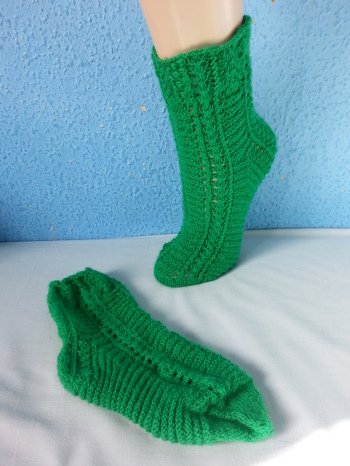 Dieses Sockenpaar nennen sich Japansocken. Sie sind aus Aktiv-Sockenwolle mit Nadel 2,5 gestrickt und haben die Grösse 41