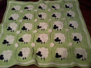 Hallo hier ist eine von meiner Schäfchendecke die ich nach Anleitung von Nadelspiel gehäkelt habe die Anleitung war super erklärt :)
LG Stupsie
