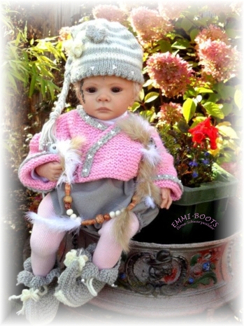 Dieses süße Outfit zu arbeiten hat mir sehr viel Spaß gemacht. Jäckchen, Mütze und Schühchen sind gestrickt und die Borten und Schmetterlinge gehäkelt und mit Perlen bestickt.