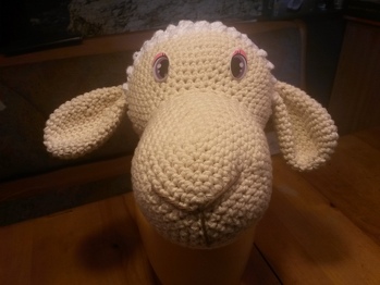 Dieses Schaf wartet noch darauf, auf einem Brett befestigt zu werden. Es wird dann als Häkeltrophäe im Kinderzimmer meines (noch ungeborenen) Enkels seinen Platz finden.