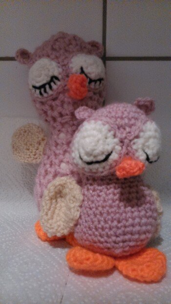 dieses süßes eulen paar hab ich aus einem heft nachgehäkelt. und wie findet ihr sie.. mama und baby eule, beide am träumen..