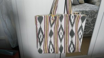 Eigenkreationen, vegane Tasche aus traditionellem mallorquinischen Ikat-Stoff mit abwaschbarem Innenfutter.