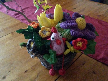 Für unseren Dänemark-Urlaub über Ostern brauchte ich noch eine Tischdekoration.
Die kleinen Blüten sind eigentlich Eierwärmer. Da sie nicht ständig gebraucht wurden, habe ich sie einfach dazwischen gesteckt.