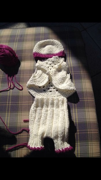 Ich habe diese Babysachen selbst gehäkelt und gestrickt ohne Anleitung