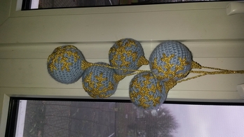 ...und zu guter Letzt ein Gehänge aus Weihnachtskugeln.
Meine Freundin hat sich übrigens riesig über diese Überraschung gefreut.