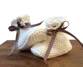 Meine Kreation von Taufschühchen. Die Bändchen kann man der Dekoration wunderbar anpassen!