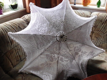 Der Sonnenschirm war nicht schwer zu häckeln,es brauchte nur sehr viel Zeit und Geduld.
.Ich mache so etwas sehr gern und mit leidenschaft.