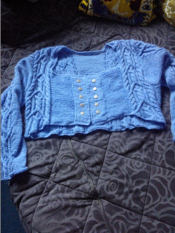 Eine Anleitung, die zur Eigenkreation wurde....eigentlich hätten die Musterstreifen auf der Vorderseite über der Brust gekreuzt werden sollen, aber leider passte es nicht...daher die Umwandlung zum "Military-Style"...zum Aufribbeln hatte ich keine Lust (flauschiges Lacegarn...) und wie sagte doch meine Oma immer: "Die Lage ist erst dann besch...., wenn wir uns nicht mehr zu helfen wissen" ;)