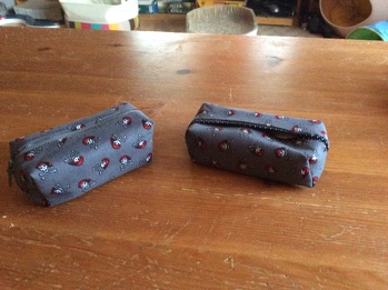 Ich hatte eine Anleitung für ein Taschentuch-Täschchen im Netz gefunden. Gestern habe ich es dann in einer Nähschule nachgearbeitet. Einmal mit und einmal ohne Reißverschluss. Ich brauchte erstaunlich wenig Hilfe und habe statt des einen Täschchen tatsächlich zwei fertig gestellt, weil ich gar nicht so verpeilt bin, wie ich dachte.