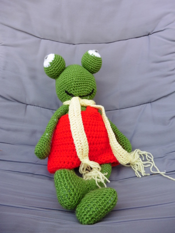 Huhuuuuuuu, die Anleitung war sehr ausführlich. Das Nachhäkeln hat prima geklappt. Für die Augen habe ich bewegliche Augen genommen. Wie die Augen sitzen, gefällt mir eigentlich nicht so.
Naja, ist halt ein spezieller Frosch :-).
Ich habe ihn verschenkt. Er hat gefallen.
Grüssle