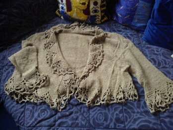 Eine Eigenkreation von mir. Dazu gibt es noch den passenden, knielangen Rock.