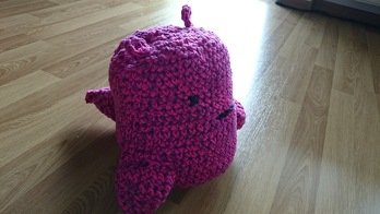 Darf ich vorstelle: Paulinchen das Wasserungeheuer!
Das häkeln ist mir sehr leicht gefallen und es war schön mit anzusehen, wie Paulinchen fertig würde.