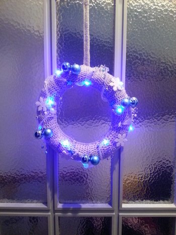 Wollten einen schönen Türkranz haben für Weihnachten und hab mich einfach mal an die Arbeit gemacht.
Ich liebe diesen Kranz.