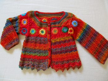 Übergangsjäckchen für meine süße Großnichte - frei Schnauze mit Schoppel Zauberball gehäkelt.