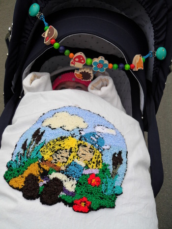 Kissenbezug für Kinderwagen mit 3 D-Stickereibild.