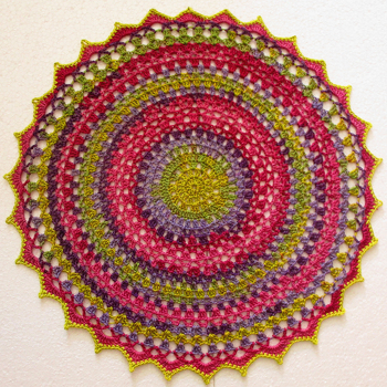 Ein Mandala-Deckchen nach einer schwedischen Anleitung. Hat super Spaß gemacht!