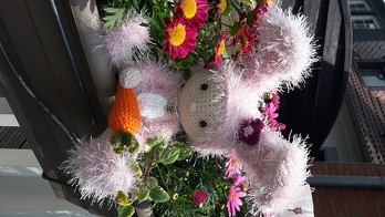 Ein kleiner  Osterhase. ...... keine  Anleitung  von  hier sondern eine stark abgeänderte Variante des Miesepeter aus dem Buch " DenDennis total verrückte Häkelfreunde ".