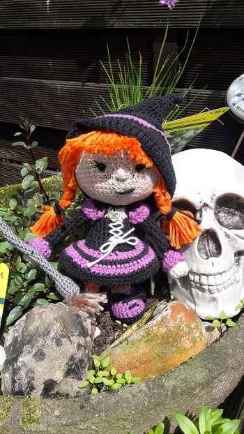 Meine kleine Halloween  Hexe.  Ist keine Anleitung  von hier sondern eine stark abgeänderte Variante  des Miesepeter aus dem  Buch  " DenDennis total verrückte Häkelfreunde "