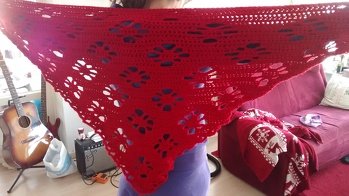 Wunderschön warm und praktisch, passt zu fast allen Kleidungsstücken :)
Gehâckelt wurde mit drops wolle, kostet zwar etwas mehr, dafür hat man dank guter Qualität länger Freude am fertigen Stück