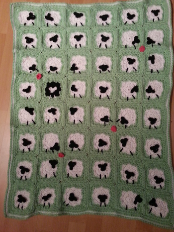 Meine Schäfchendecke nach einer Anleitung von Veronika Hug. Ein schwarzes Schaf findet sich ja in jeder Familie...  ;)