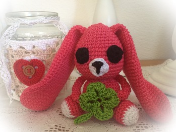 Ich wollte mich unbedingt auch mal an ein Amigurumi wagen und so habe ich diesen kleinen Glückshasi gehäkelt. Normalerweise stricke und häkele ich ja lieber Tücher, Baby-Sachen oder Kleidung. Aber ich glaube, er ist mir ganz gut gelungen, oder???