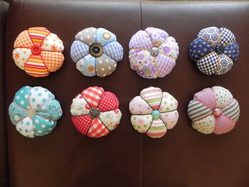 Nadelkissen aus dem Buch "Nadelzauber von Ruth Laing "
Immer ein tolles Mitbringsel oder ein kleines Geschenk !