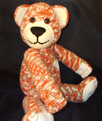 Das ist einer meiner Teddys er hat bewegliche Glieder und eine Brummstimme.