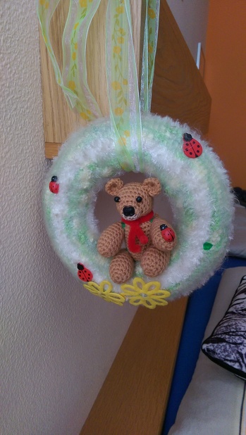 Hallo, diesen Türkranz habe ich mal einfach so gemacht. Habe einen Stüroborkreis mit einen gestrickten Schlauch umrandet und mit meinem gehäkelten Teddy verziert.