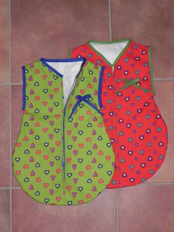 Zwei Puppenschlafsäcke für die Lieblinge meiner Mädls.
Schnittmuster selbst gemacht. Der Zipp hat mich ein wenig geärgert, da das seit sehr sehr vielen Jahren wieder mein erstes Projekt war :-)