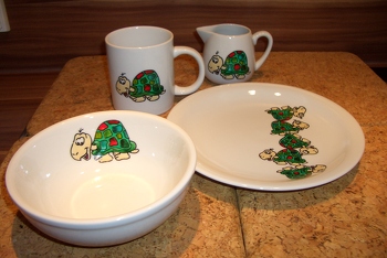 Selbst bemalte Keramik !
Das Motiv hat sich meine Kleinere selbst ausgesucht.
Ganzes Schildkröten Geschirr Set !