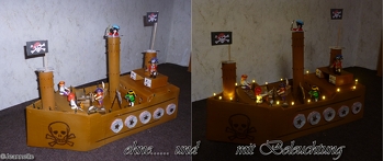 Ein Adventskalender in Form eines Piratenschiffes aus Pappe zusammengebastelt.