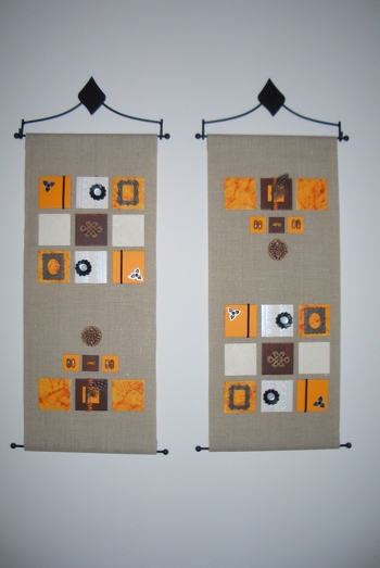 Leinenbänder mit Inchies als Wandhänger.
Ideal für Resteverwertung jeglicher Art.
Inchies ( kleine Kartonquadrate ) mit Stoffresten, Papierresten, Bändern, Borten, Perlen, Knöpfen, Federn, .... bekleben und diese dann auf ein Leinenband kleben.