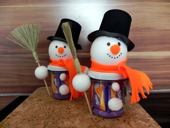 Kleine Geschenkidee !
Marmeladegläser mit Süßem, Münzen, ... befüllen.
Dann die Gläser als Schneemann dekorieren.